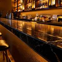 Comptoir de bar commercial en acier pour hôtel, boîte de nuit, avec éclairage LED, sur mesure, à thème, de luxe, moderne, durable, station de bar rétroéclairée, étagère murale