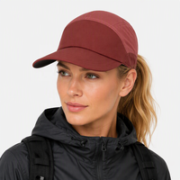 Casquette de course personnalisée à 5 panneaux en maille de nylon, visière incurvée souple, couronne basse, cordon réglable, séchage rapide, haute performance