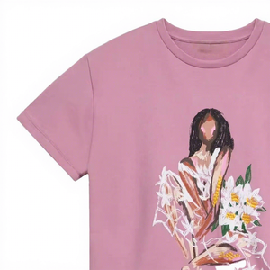 เสื้อยืดคอกลมสีชมพูผู้หญิงลำลองแขนสั้นลายดอกไม้พิมพ์ลายด้วยมือด้านหน้าโลโก้ผ้าเจอร์ซีย์ทรงปกติ - Product Image 3