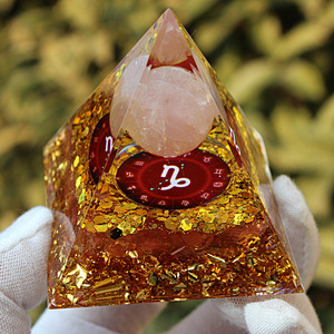 Pyramide en résine de cristal Capricorne 6 cm, décoration d'intérieur, artisanat artistique, ornement de bureau - Product Image 4