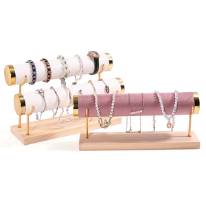 Support de présentation de bijoux en bois en forme de T avec revêtement en daim et extrémités plaquées or pour bracelets et colliers - Product Image 1