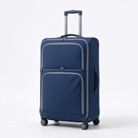 Valise à roulettes souple bleu marine avec deux poches frontales zippées, poignée télescopique et poignée latérale