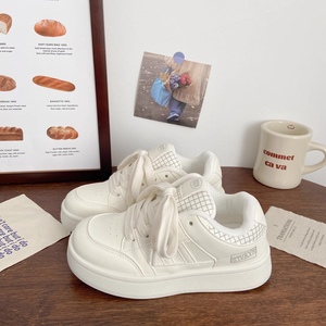 Zapatillas blancas de alta calidad para mujer, estilo deportivo y casual versátil. - Product Image 3