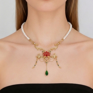 [Expo de Joyería Internacional de Hong Kong] Collar de Perlas con Peonías Doradas y Detalles de Rubí y Esmeralda para Banquetes de Boda Neo-Chinos - Product Image 3