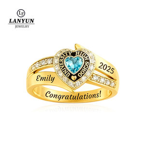 Bagues de classe tendance pour femmes gravées sur mesure, plaquées or 14 carats, en laiton, <span class=keywords><strong>avec</strong></span> pierre de naissance en forme de cœur créée en laboratoire, bagues de fin d'études secondaires et universitaires - Product Image 1
