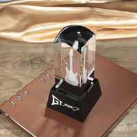 Haut de gamme personnalisé en gros cristal artisanat 3D gravé guitare cristal Cube décoration de Table trophée prix avec Base en cristal noir