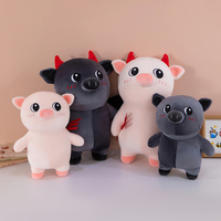 Juguete de peluche de cerdo de pie con cuernos de diablo rojos al por mayor, cerdito de peluche ruborizado, regalo creativo para bodas, regalos de peluche para fiestas de cumpleaños de bebés