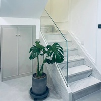 Escalier en spirale en marbre Bianco Sivec sur mesure à prix réduit avec garde-corps en verre pour projet d'appartement