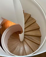 Conception d'escalier incurvé d'intérieur de villa avec l'étape de marbre du fournisseur d'escaliers de Foshan