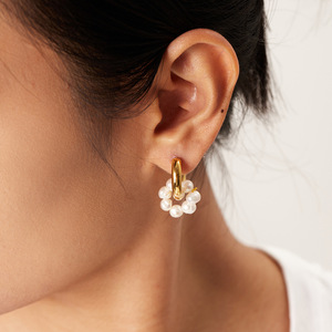 Pendientes de aro de acero inoxidable con colgante de perla natural de agua dulce asimétrica para mujer, uso diario - Product Image 2