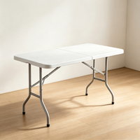Table de salle à manger pliante moderne de 6 pieds avec structure en acier et plateau en HDPE, idéale pour les événements, la restauration et la location, résistante à l'eau et durable pour une utilisation en extérieur
