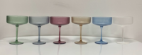 Ensemble de verres à vin à pied cannelés gris fumé, verres à champagne et gobelets pour la décoration de table à la maison et au restaurant