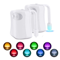 Lampe LED de nuit pour toilettes avec détecteur de mouvement, 8 couleurs, étanche IP65, fonctionne sur piles, flexible, intelligente, pour décorer le siège des toilettes, salle de bain
