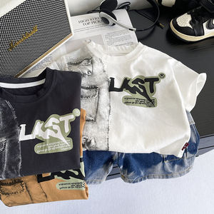 Set Estivo 2026 per Bambini: T-Shirt a Maniche Corte con Cartoni Animati <span class=keywords><strong>e</strong></span> Pantaloncini in Denim Tie-Dye, 2 Pezzi con Logo Personalizzato - Product Image 1