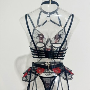 Ensemble de pyjama de lingerie <span class=keywords><strong>sexy</strong></span> et coquin pour femme avec sous-vêtements brodés, ceintures à boutons-pression métalliques et design ajouré. - Product Image 4