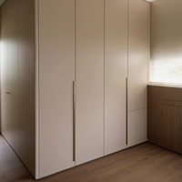 Nouvelle chambre à coucher en bois de style mid-century, armoire, bureau de rangement haut de gamme personnalisé, organisation intégrée, aménagement écologique, villa