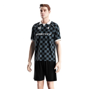 Maillot de football à séchage rapide avec col polo en V, empiècements en maille respirante et graphismes personnalisés pour le port sur le terrain - Product Image 2