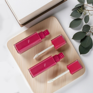 Échantillons gratuits Tubes de brillant à lèvres carrés rose vif vides Pointe en silicone avec logo - Product Image 1