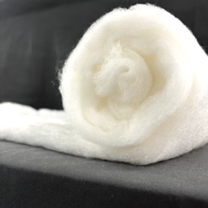 Isolation en <span class=keywords><strong>ouate</strong></span> de <span class=keywords><strong>polyester</strong></span> recyclé en mélange de laine naturelle pour vêtement - Product Image 1