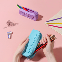 Prix de gros, étui à crayons en silicone personnalisé avec logo, design en forme de cœur, étui à crayons mignon pour enfants, pour garçons et filles
