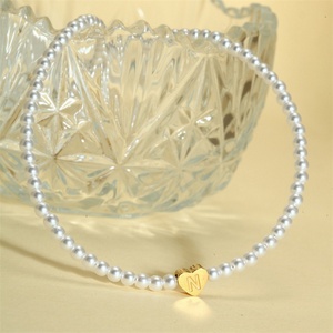 Collar de Alta Calidad con Colgante de Corazón y Letra, Cadena de Perlas de Acero Inoxidable Chapado en Oro de 18k - Product Image 6