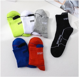 Calzini Sportivi a Metà Polpaccio per Uomo, Anti-Odore, in Cotone, per Corsa, Ciclismo, Fitness, con Logo Lavorato a Maglia e Design Antiscivolo - Product Image 4