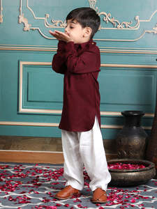 Niño sonriente con kurta color granate y pantalones blancos posando en interiores, atuendo étnico festivo, retrato infantil, niños con estilo. - Product Image 2