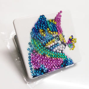 Miroir pliant double face pour femmes en gros bricolage complet <span class=keywords><strong>diamant</strong></span> <span class=keywords><strong>broderie</strong></span> dessin animé motif tissu petite taille pour bureau à domicile - Product Image 1