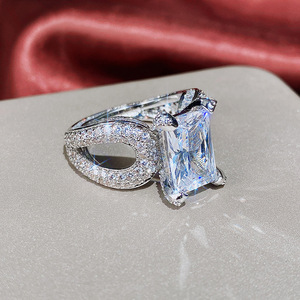 Anello scintillante quadrato a quattro punte per donna, elegante gioiello da dito alla moda - Product Image 2