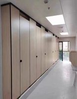 Porte de séparation de salle de bain minimaliste en panneau alvéolaire d'aluminium et plaque acrylique pour centre commercial, école, parc, toilettes publiques