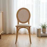 Chaise de salle à manger Louis en bois avec dossier en rotin vintage, empilable, pour banquets, événements, mariages et fêtes - Prix de gros MULIGNA