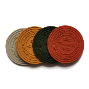 최고 순위 제품 화이트 블랙 레드 옐로우 컬러 바느질 3D 제기 고무 실리콘 로고 패치 의류 라벨 - Product Image 1