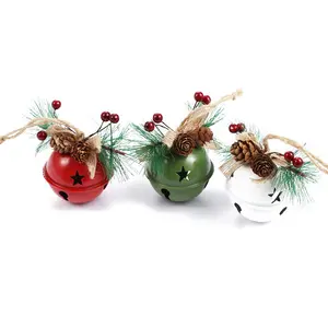 Ornamen dekorasi pohon Natal bel hijau logam, liontin pohon Natal bel gemerincing dekorasi bola Festival