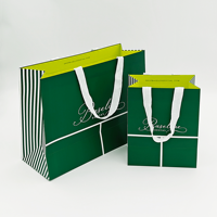 Sac de courses en papier vert personnalisé avec logo imprimé et soufflet rayé pour la vente au détail