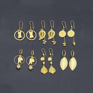 Boucles d'oreilles créoles Jxx en laiton plaqué or, design feuilles multi-formes, pour femme, idéales pour les occasions de mariage - Product Image 1