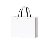 Sac cadeau personnalisé en papier kraft de luxe marron Logo en relief fabriqué en Chine pour l'emballage de vêtements Cadeau Shopping Exposition Artisanat Fourrure
