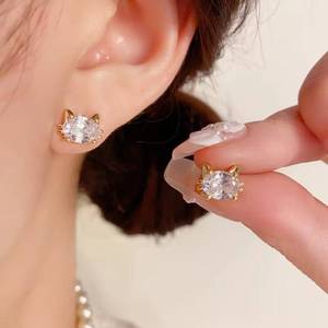 Boucles d'oreilles tendance et uniques en forme de chat avec zirconias, bijoux pour femmes plaqués or, très demandées - Product Image 2