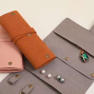 Estuche Portátil para Joyas de Microfibra Ecológico con Cierre de Lazo para Pendientes y Pulseras - Product Image 2