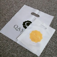 Sacs de shopping personnalisés avec nom de marque, logo imprimé sur mesure, sacs en plastique à poignée découpée pour emballage de vêtements de boutique