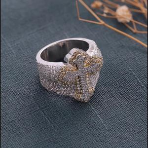 Anillo Cruzado de Diamantes de Moissanita Chapado en Dos Tonos Personalizado, Joyería Hip Hop de Lujo con Incrustaciones, Diseño Único para Hombre - Product Image 1