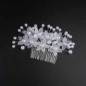 Peigne à <span class=keywords><strong>cheveux</strong></span> élégant coréen en alliage avec motif floral simple et fausses perles brillantes pour coiffures <span class=keywords><strong>de</strong></span> <span class=keywords><strong>mariage</strong></span>, <span class=keywords><strong>de</strong></span> bal et d'anniversaire pour femmes - Product Image 1