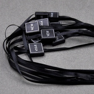 Étiquette de vêtement personnalisée avec logo de marque en relief 3D, boucle de suspension, étiquette en plastique scellée, étiquette durable avec cordon de verrouillage - Product Image 6