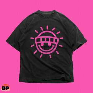 T-shirt Oversize Unisex Vintage Y2K Streetwear con Grafica Sole Sorridente Rosa - Product Image 1