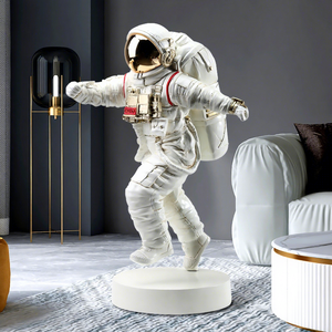 Statua in Resina di Astronauta Nordico da 100cm, Grande Pezzo Decorativo da Pavimento, Figura Spaziale per Divano e Mobile TV, Decorazione per Ufficio e Reception - Product Image 5