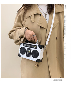 Bolso de Mano con Forma de Casete de Radio, Mini Bolso con Asa Superior y Correa Ajustable para Mujeres y Niñas - Product Image 6
