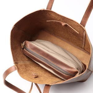 <span class=keywords><strong>Sac</strong></span> fourre-tout rétro en cuir véritable Crazy Horse pour femme, grande capacité, à bandoulière, pour loisirs et voyage, avec fermeture à cadenas, collection <span class=keywords><strong>Printemps</strong></span> - Product Image 4