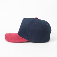 Gorra de béisbol trucker de 5 paneles con visera de ante vegano, ajuste profundo, logotipo bordado personalizado, diseño A-Frame, dos tonos y cierre snapback.