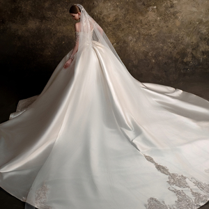 LSHT131 Vestido de Novia Largo Moderno con Cuello Barco, Apliques de Encaje con Flores de Cristal y Bordado - Product Image 3