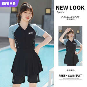 ชุดว่ายน้ำผู้หญิงแบบใหม่ คอวี แขนสั้น สีพื้น สีดำ สีเทา แบบชิ้นเดียว พร้อมกางเกงขาสั้น ชุดกีฬาสำหรับสระว่ายน้ำ - Product Image 4