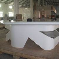 Grande table de conférence blanche en surface solide de forme polygonale avec prise de courant escamotable